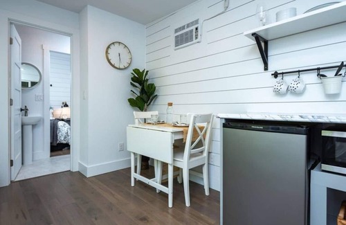 Camas Apartment | Clean & Private Escape! Tiny home style