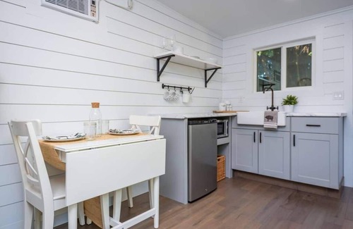 Camas Apartment | Clean & Private Escape! Tiny home style