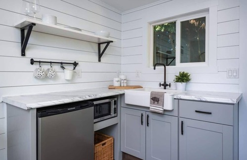 Camas Apartment | Clean & Private Escape! Tiny home style