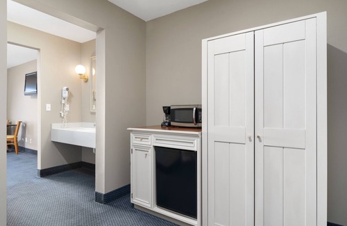 Mackinaw City Hotel | Clearwater Lakeshore Motel