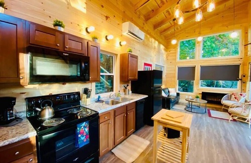 Stanton Cabin | Cliffline Twilight*WOW*Hot tub! Pet Friendly!