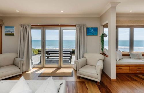 Oakura House | Clifftops - oceanfront retreat in Oakura Beach