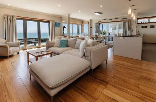 Oakura House | Clifftops - oceanfront retreat in Oakura Beach