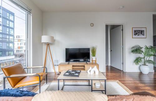 Mann Apartment | Close Downtown Modern Apartment - Pet Friendly, WiFi, Rooftop views