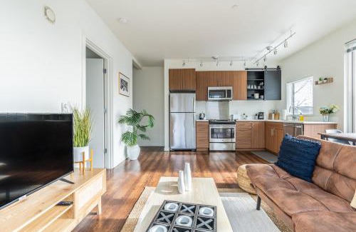 Mann Apartment | Close Downtown Modern Apartment - Pet Friendly, WiFi, Rooftop views