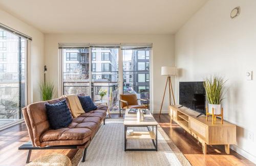 Mann Apartment | Close Downtown Modern Apartment - Pet Friendly, WiFi, Rooftop views