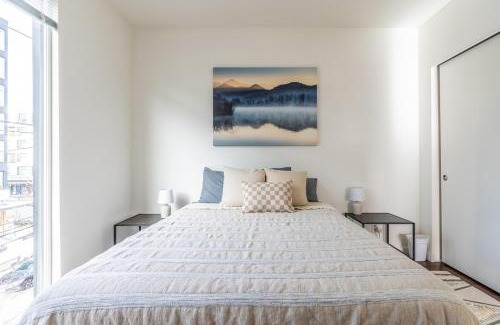 Mann Apartment | Close Downtown Modern Apartment - Pet Friendly, WiFi, Rooftop views