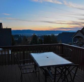 Washougal House | Close in Hillside Retreat