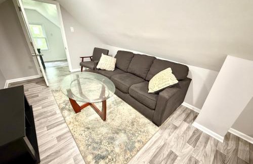 Canaryville House | Close To Downtown - Free Parking - Quiet Place