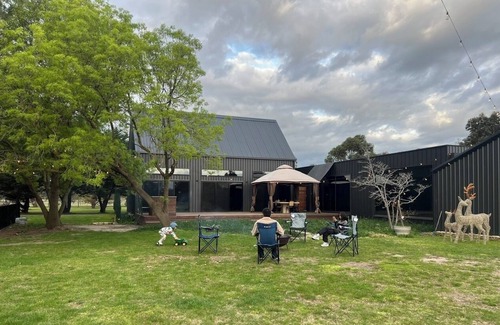 Bangholme Apartment | Close to It All, Away from It All - Entire guesthouse in Bangholme, Australia