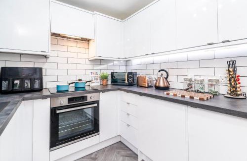 Cwmbran House | Clover Court Lovely 2 bed cottage with garden