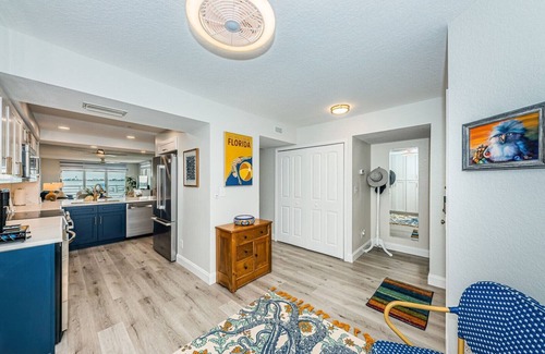 St. Petersburg Condo | Club Bahia Happiness Comes in 'Waves'