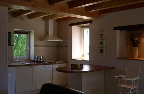 Saint-Hilaire-de-Villefranche Cottage | cottage in lush greenery.