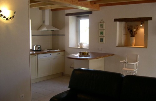 Saint-Hilaire-de-Villefranche Cottage | cottage in lush greenery.