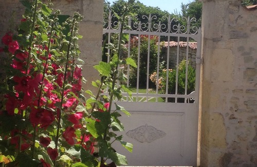 Saint-Hilaire-de-Villefranche Cottage | cottage in lush greenery.