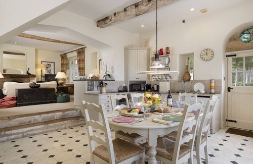 Hawling Cottage | Coach House is a detached property in the grounds of the 16th century Old Rectory.