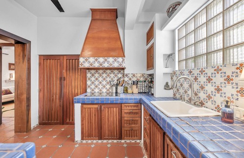 Parque Ski Chalet | Coastal Comfort: Spanish Villa Steps from the Sand