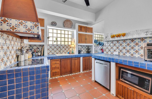 Parque Ski Chalet | Coastal Comfort: Spanish Villa Steps from the Sand