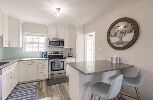 Venice Gardens House | Coastal home near beaches and downtown Venice! Pet friendly.