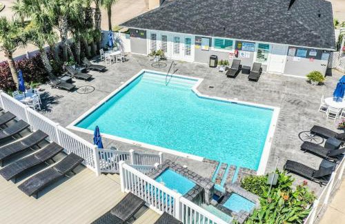 Galveston House | Coastal Paradise Condo with 2 Bedrooms and Pool