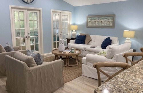 Wabasso Beach Villa | Coastal Perfect: Ocean & Oaks Tennis Villa - Walk to BEACH 🏖TENNIS🎾DOCKS🚤