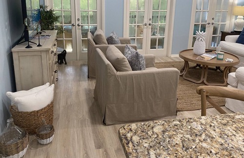 Wabasso Beach Villa | Coastal Perfect: Ocean & Oaks Tennis Villa - Walk to BEACH 🏖TENNIS🎾DOCKS🚤