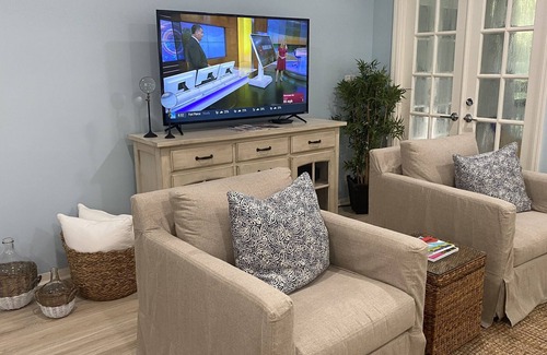 Wabasso Beach Villa | Coastal Perfect: Ocean & Oaks Tennis Villa - Walk to BEACH 🏖TENNIS🎾DOCKS🚤