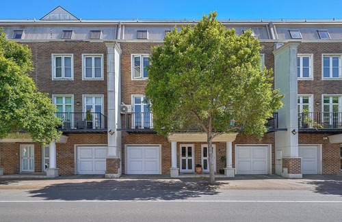 Newcastle House | Coastal Wharf Road Terrace with Parking & WiFi