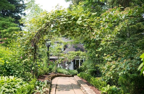 McHenry House | Cobblewood Manor on the Lake