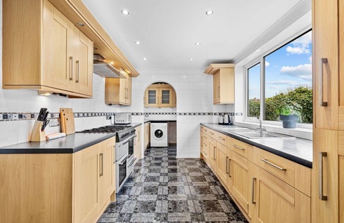 Bramcote House | Cohost Partners Charming 5BR Home with Garden & Parking