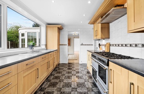 Bramcote House | Cohost Partners Charming 5BR Home with Garden & Parking