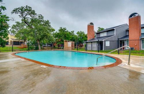 College Station House | College Station Gem with Pool Access Near University