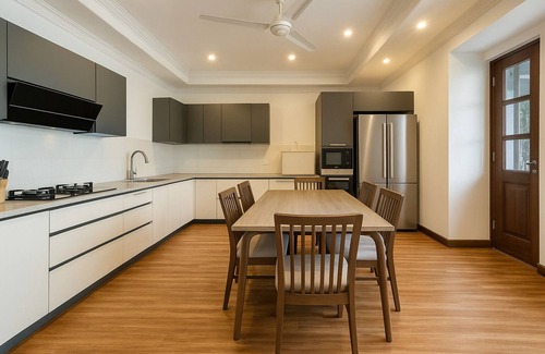 Wellawatte Villa | Colonial type 4-bedroom villa in Colombo with WiFi, AC