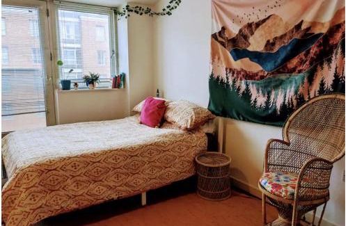 The Docks House | Colourful en-suite room in a penthouse on the docks!