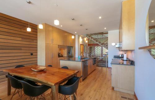 Hood River Apartment | Columbia River Gorge View FOUR Condo