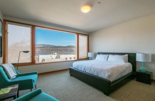 Hood River Apartment | Columbia River Gorge View FOUR Condo