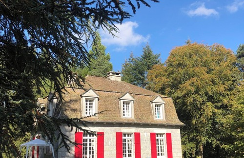 Peyre-en-Aubrac House | Come and relax in the peace and quiet of the countryside, overlooking the lake.