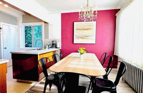 St. James House | Come in a large group/Sleeps 14/5 TVs