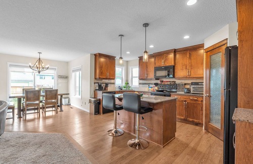 Southeast Calgary House | Come stay at a quiet room in a safe area in the south of Calgary. Must love dogs