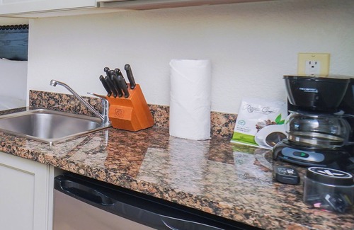 Crystal Harbour Apartment | Comes with Free Breakfast! Pet-friendly Property, Outdoor Pool, Free Parking