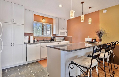 Davis Condo | Comfort, Convenience, Affordable and More! Altitude Adjustment!