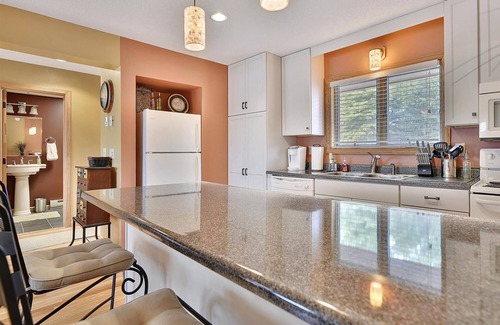 Davis Condo | Comfort, Convenience, Affordable and More! Altitude Adjustment!