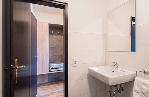 Loerrach Apartment | Comfort Doppelzimmer mit Dusche und WC