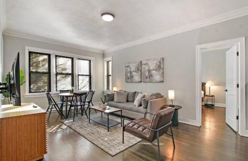 East Albany Park Apartment | Comfortable 2BR Chicago Apt - Sunnyside 2F