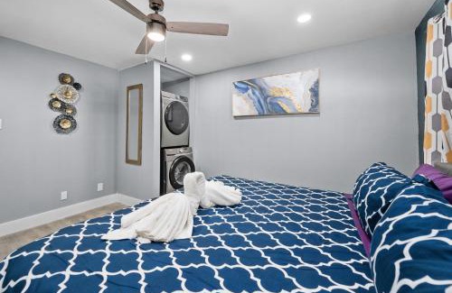 Houston Apartment | Comfortable 2BR Uptown Escape with Free Park