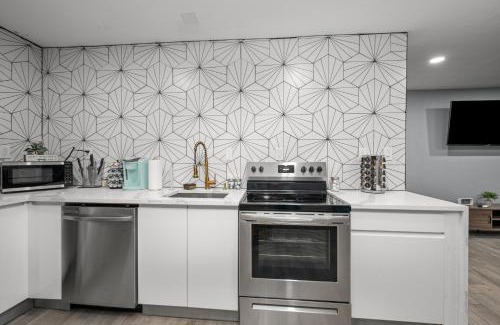 Houston Apartment | Comfortable 2BR Uptown Escape with Free Park