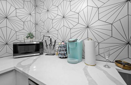 Houston Apartment | Comfortable 2BR Uptown Escape with Free Park