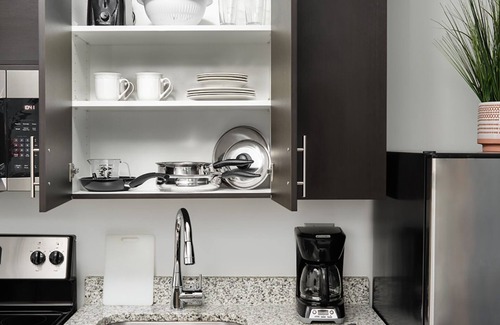 Lithia Springs Hotel | Comfortable and Convenient Retreat - Modern Suite, Pet-Friendly Amenities