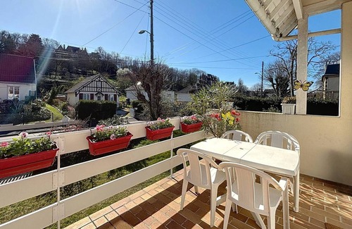 Dives-sur-Mer Apartment | Comfortable apartment near Port Guillaume for 4 with pets allowed