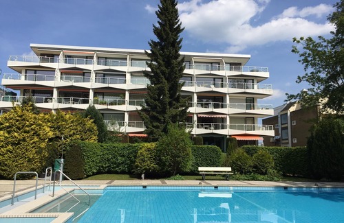 Scharbeutz Apartment | Comfortable apartment with terrace and outdoor pool right by the sea in Scharbeutz